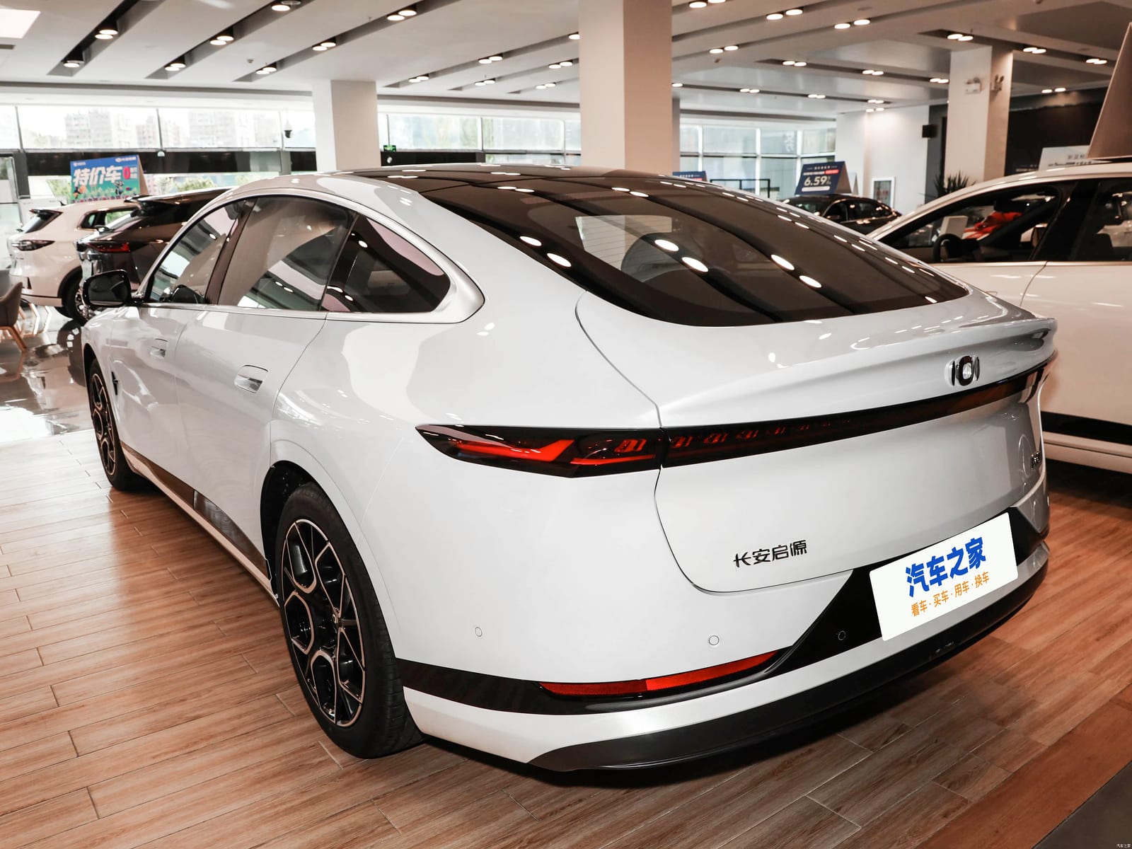 CHANGAN NEVO A07 730 Luxury 2026՝ հետևից և կողքից