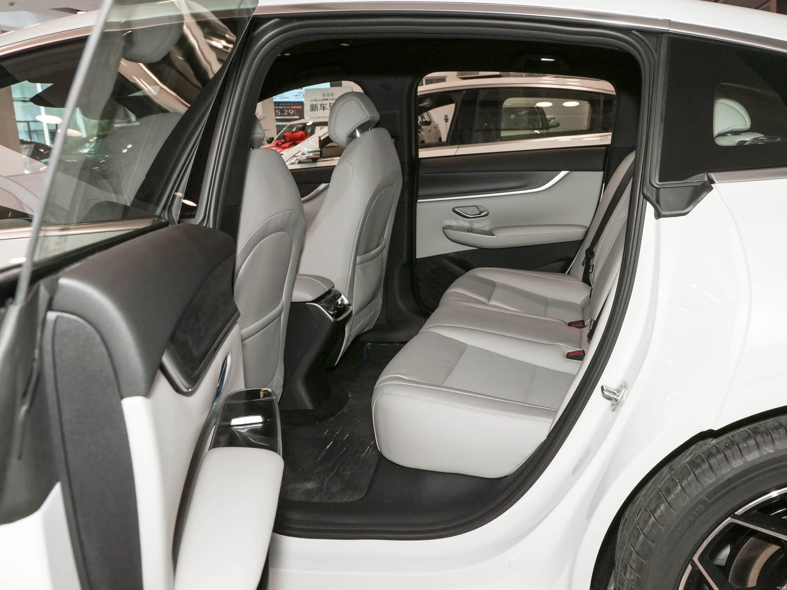 CHANGAN NEVO A07 730 Luxury 2026՝ բաց մոխրագույն հետևի նստատեղեր