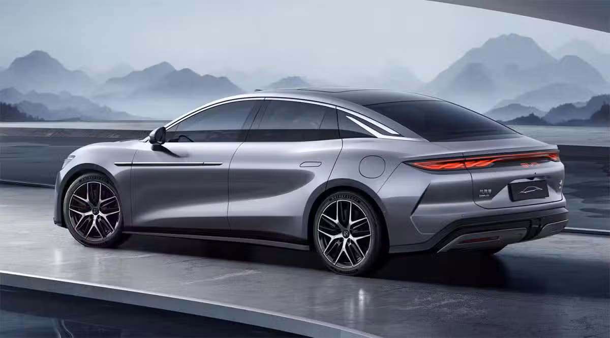 BYD Han L՝ մոխրագույն, հետևից անկյունագծով