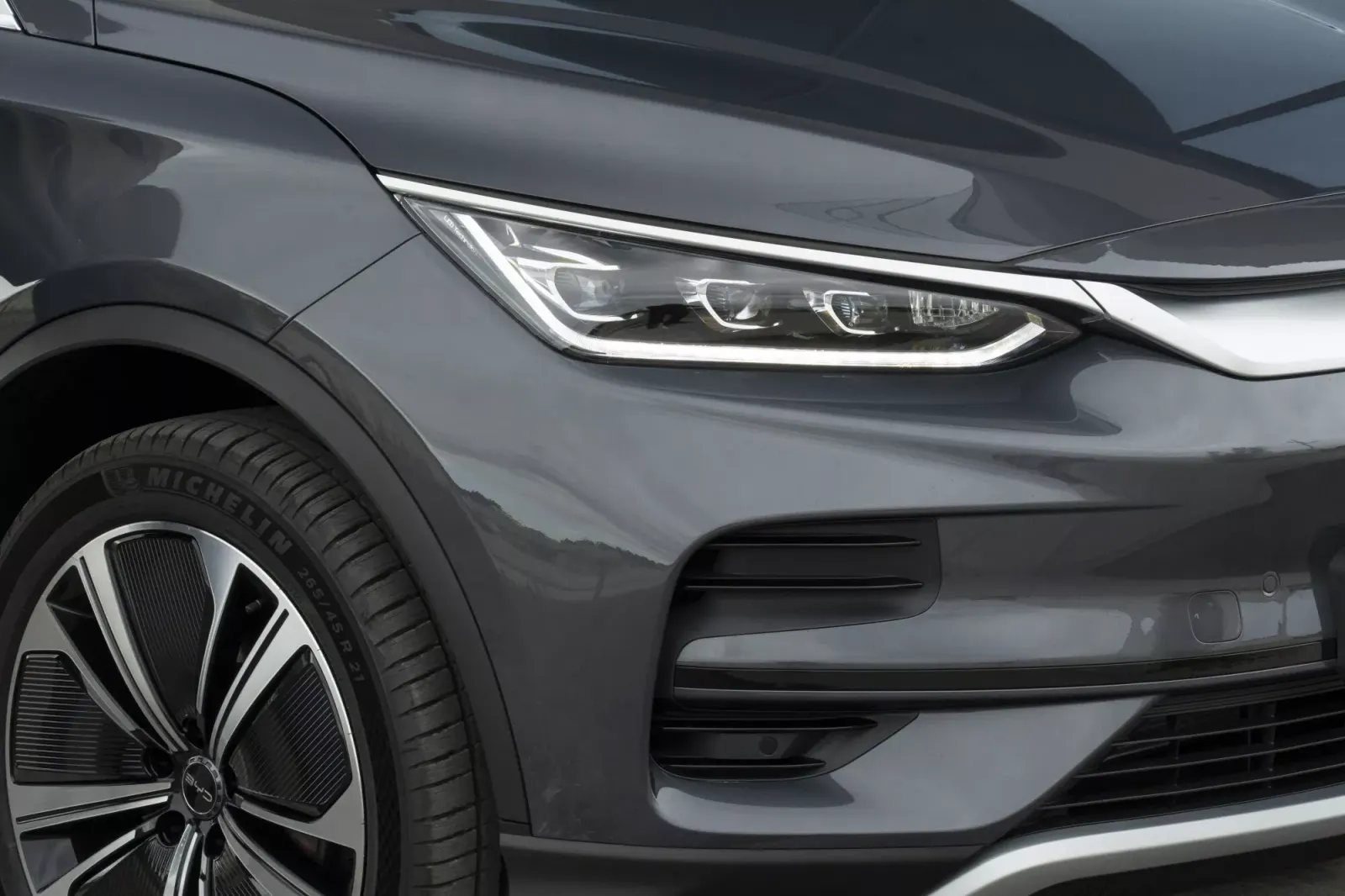 BYD Tang՝ առջևի լուսարձակ