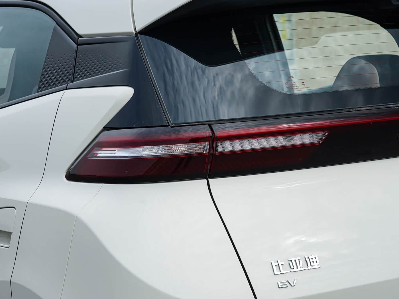 BYD Seagull՝ սպիտակ թափք, հետևի լուսարձակ