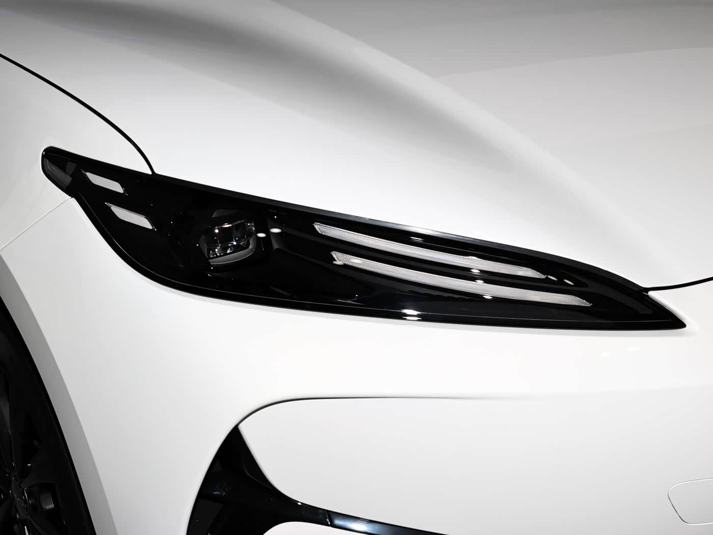 BYD E7՝ սպիտակ արտաքին հայելի և տեսախցիկ