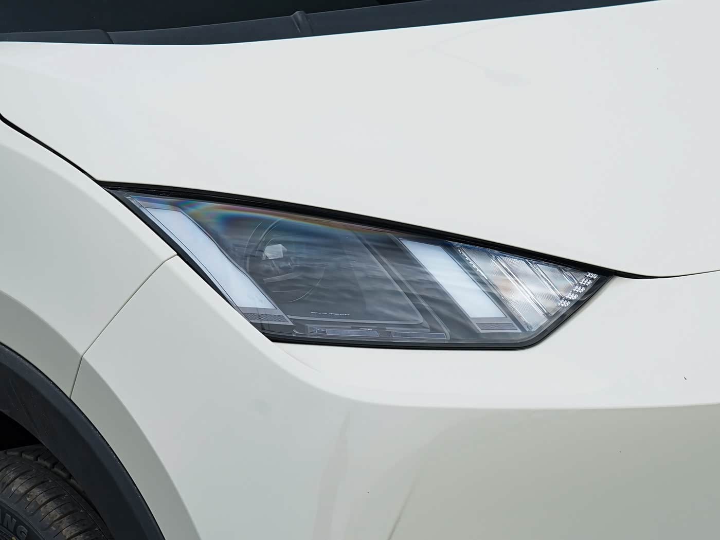 BYD Seagull՝ սպիտակ թափք, առջևի լուսարձակ
