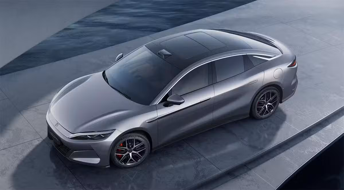BYD Han L՝ մոխրագույն, առջևից վերևի անկյուն