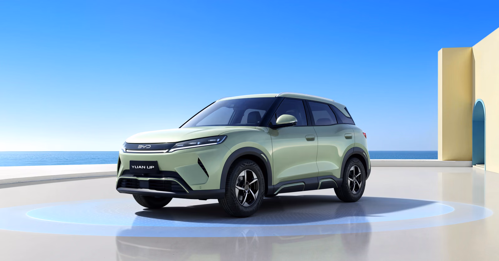 BYD Yuan Up՝ կանաչ, առջևից անկյունագծով, ծովափնյա ֆոն