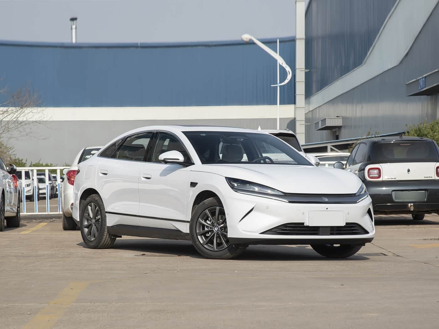 BYD Qin L 470KM Leading 2026, կողքից