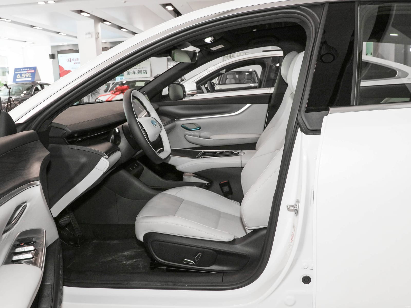 CHANGAN NEVO A07 730 Luxury 2026՝ բաց մոխրագույն առջևի նստատեղեր