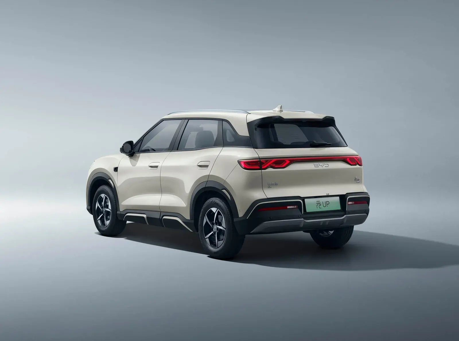 BYD Yuan Up՝ սպիտակ, հետևից անկյունագծով