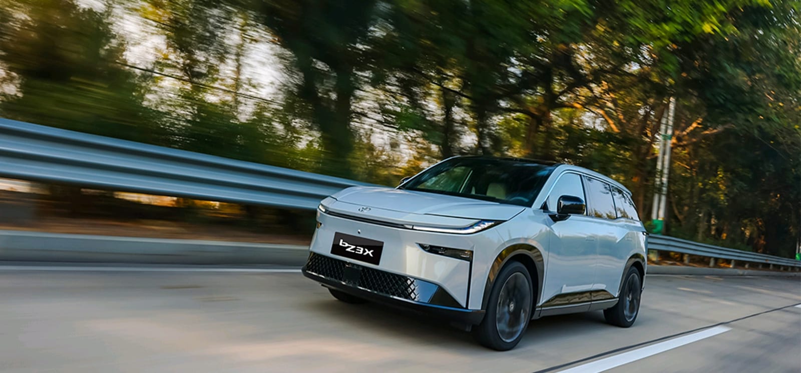 Toyota bZ3X 67.9 kWh 565 km 2025, առջևից անկյունագծով