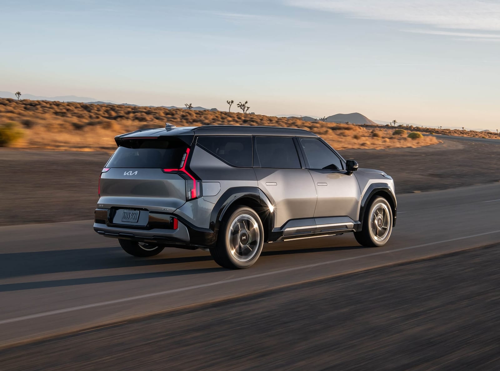 Kia EV9 RWD Long Range 2024, հետևից անկյունագծով