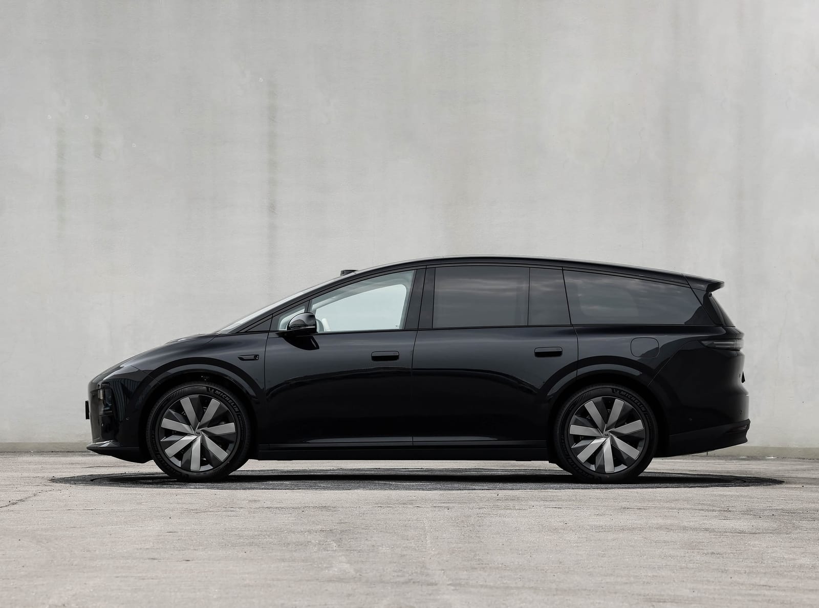 LIXIANG i8 STANDARD AWD 720KM 2026, կողքից