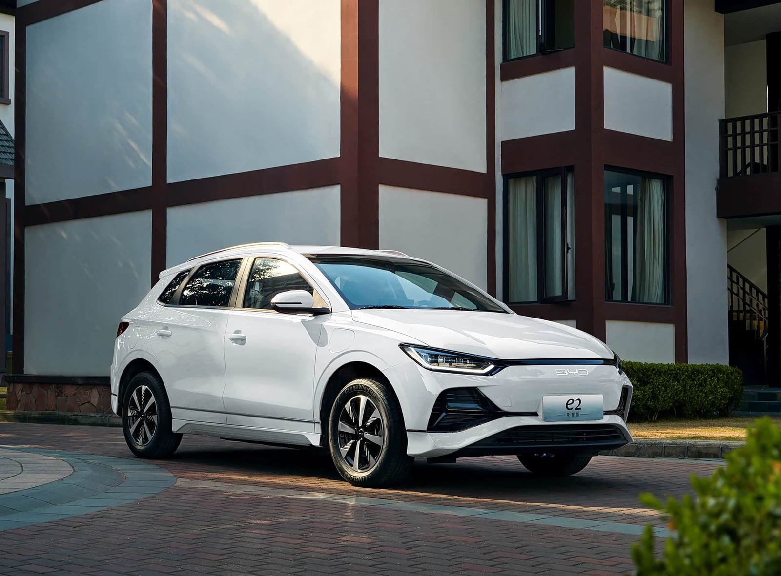 BYD E2՝ սպիտակ, առջևից անկյունագծով