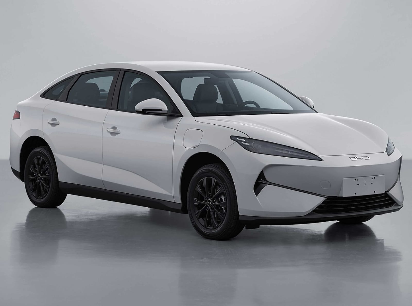 BYD E7 Smart Edition Zhixing 520KM 2025, առջևից անկյունագծով
