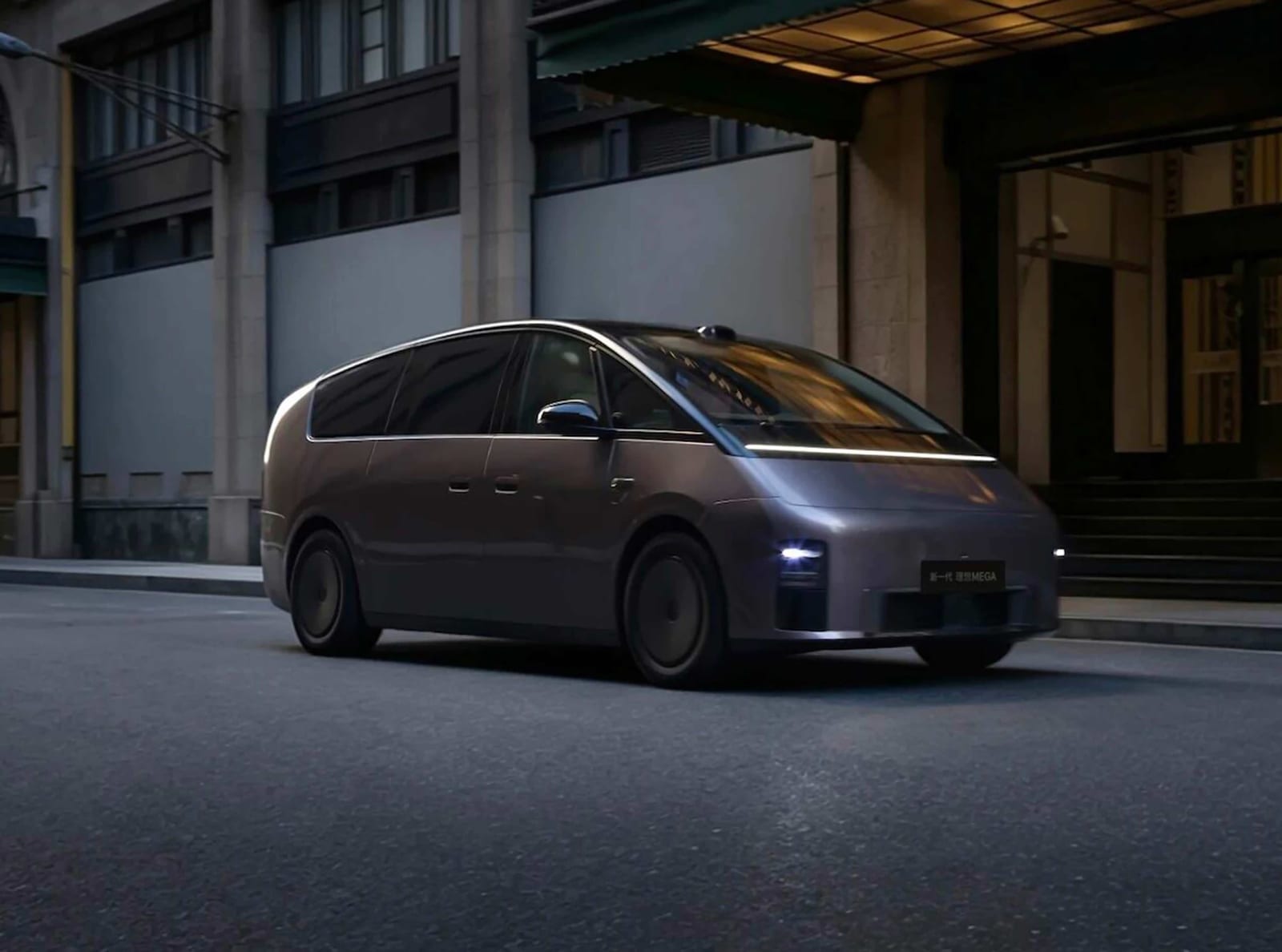 LIXIANG MEGA ULTRA 2025, կողքից