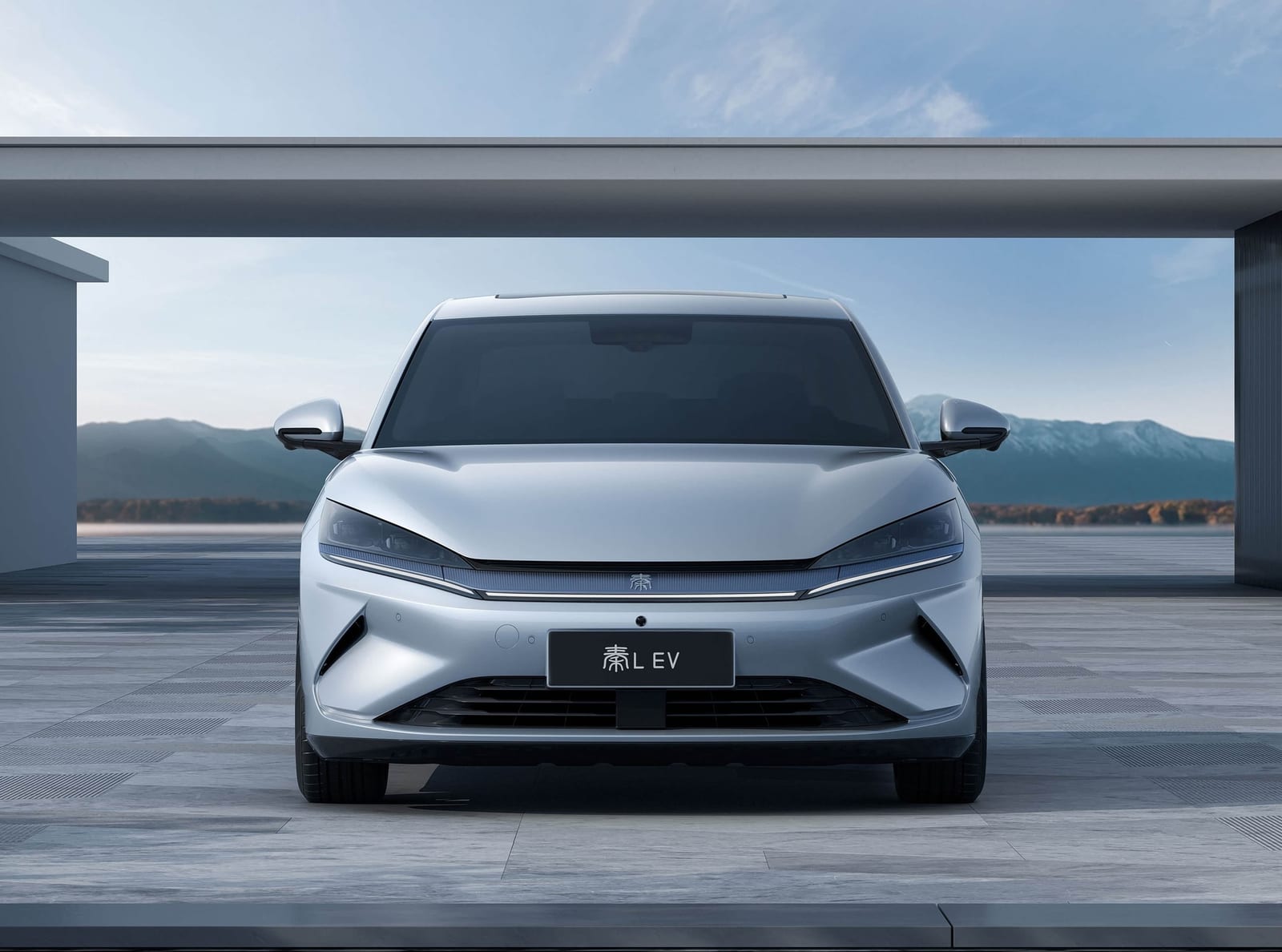 BYD Qin L EV՝ կապույտ արտաքին տեսք