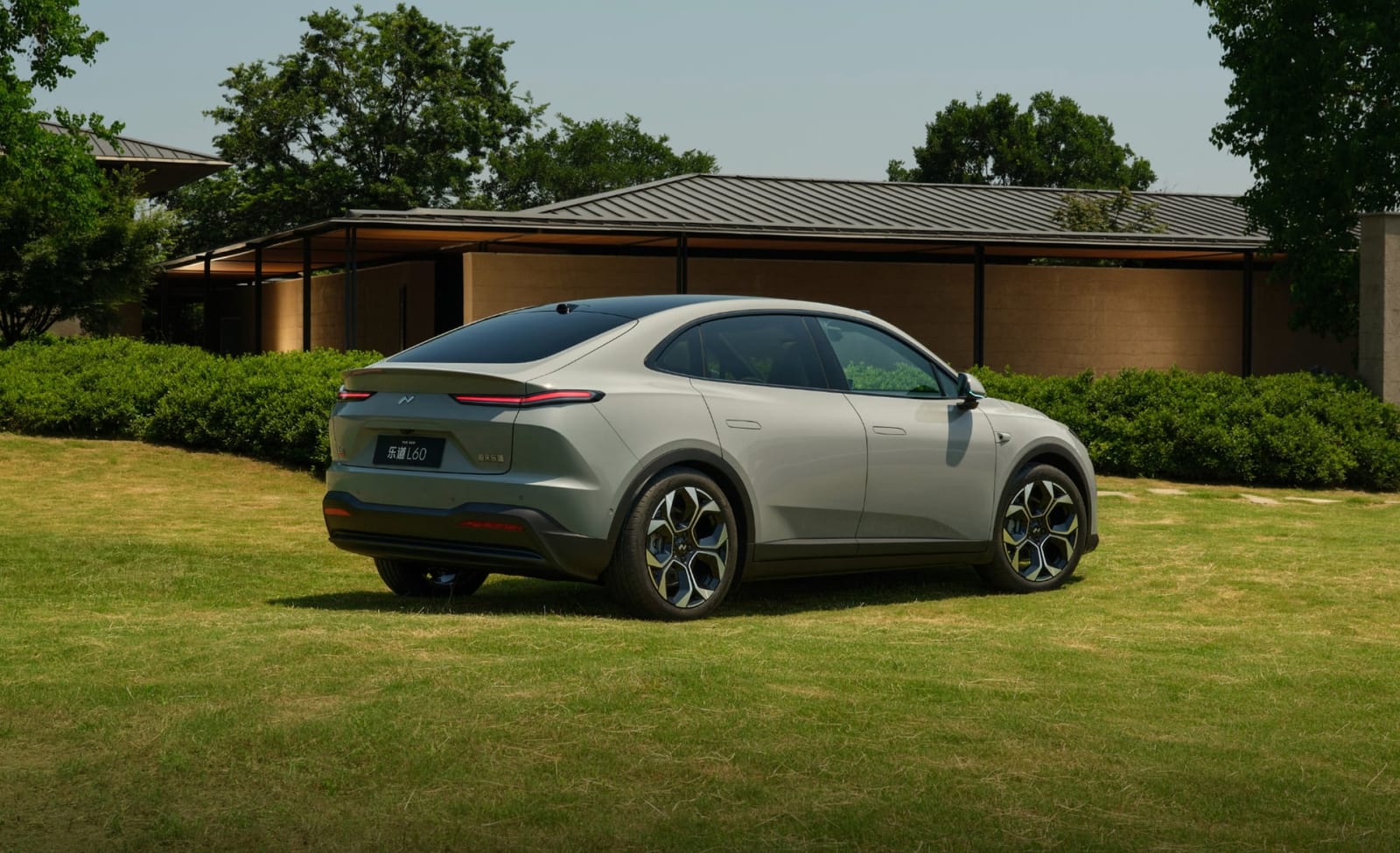 ONVO L60 85 kWh AWD 2026, հետևից անկյունագծով