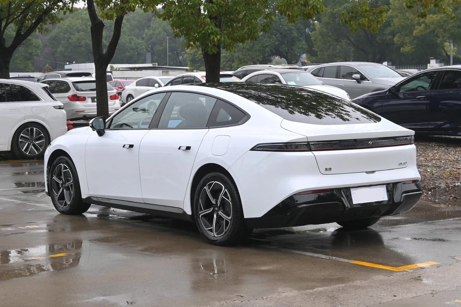 Dongfeng 007 230 Max Cruise Edition 2026, հետևից անկյունագծով