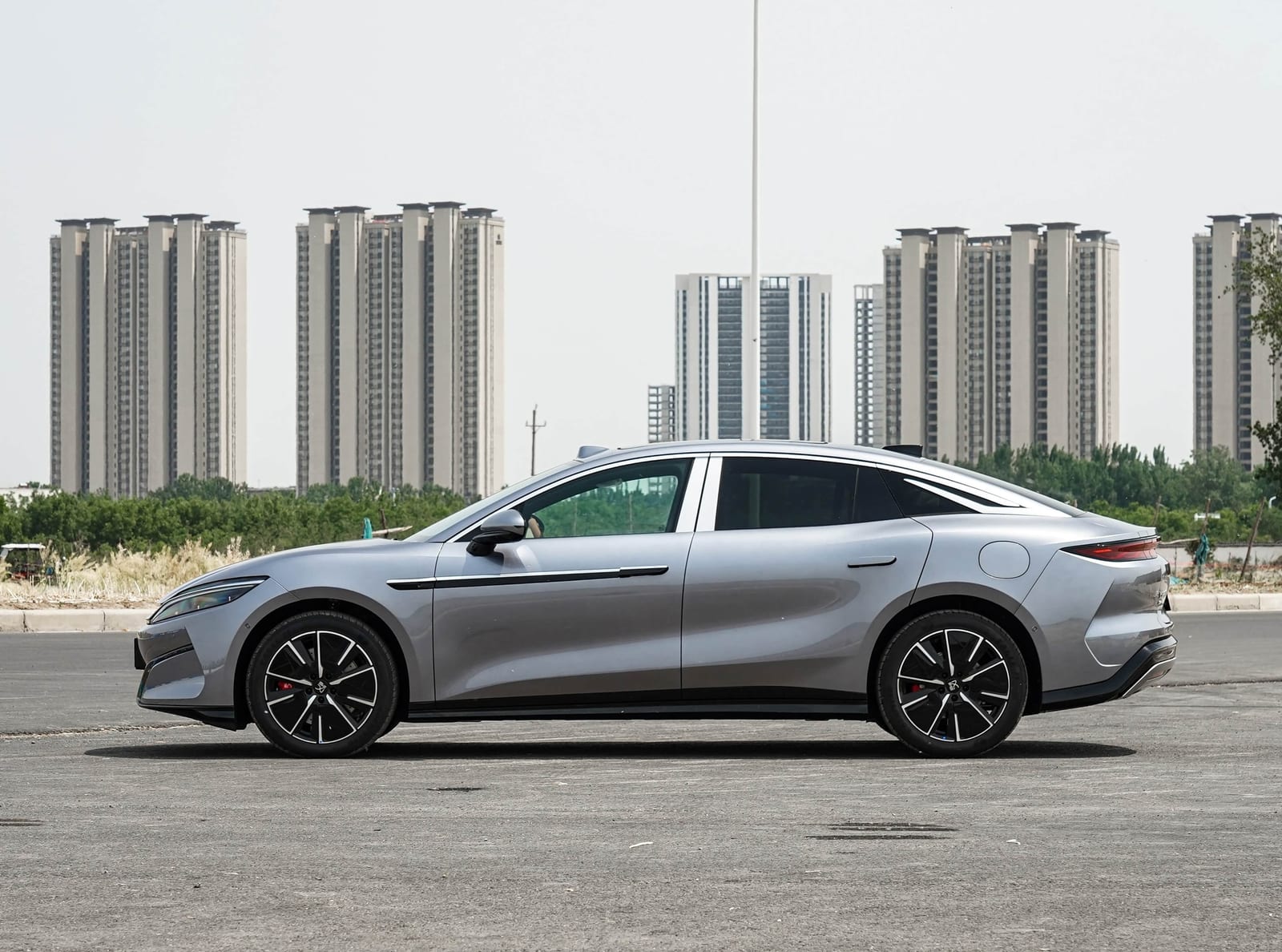 BYD Han L 701KM LiDAR Flagship 2025, կողքից