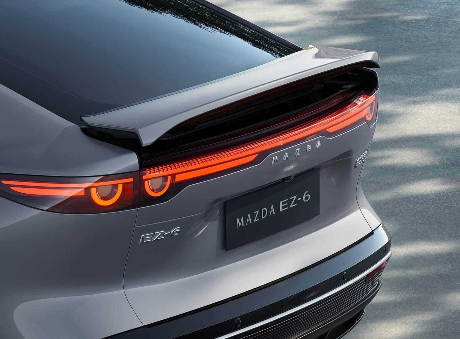 Mazda EZ-6 BEV 600 km 2025, հետևից անկյունագծով