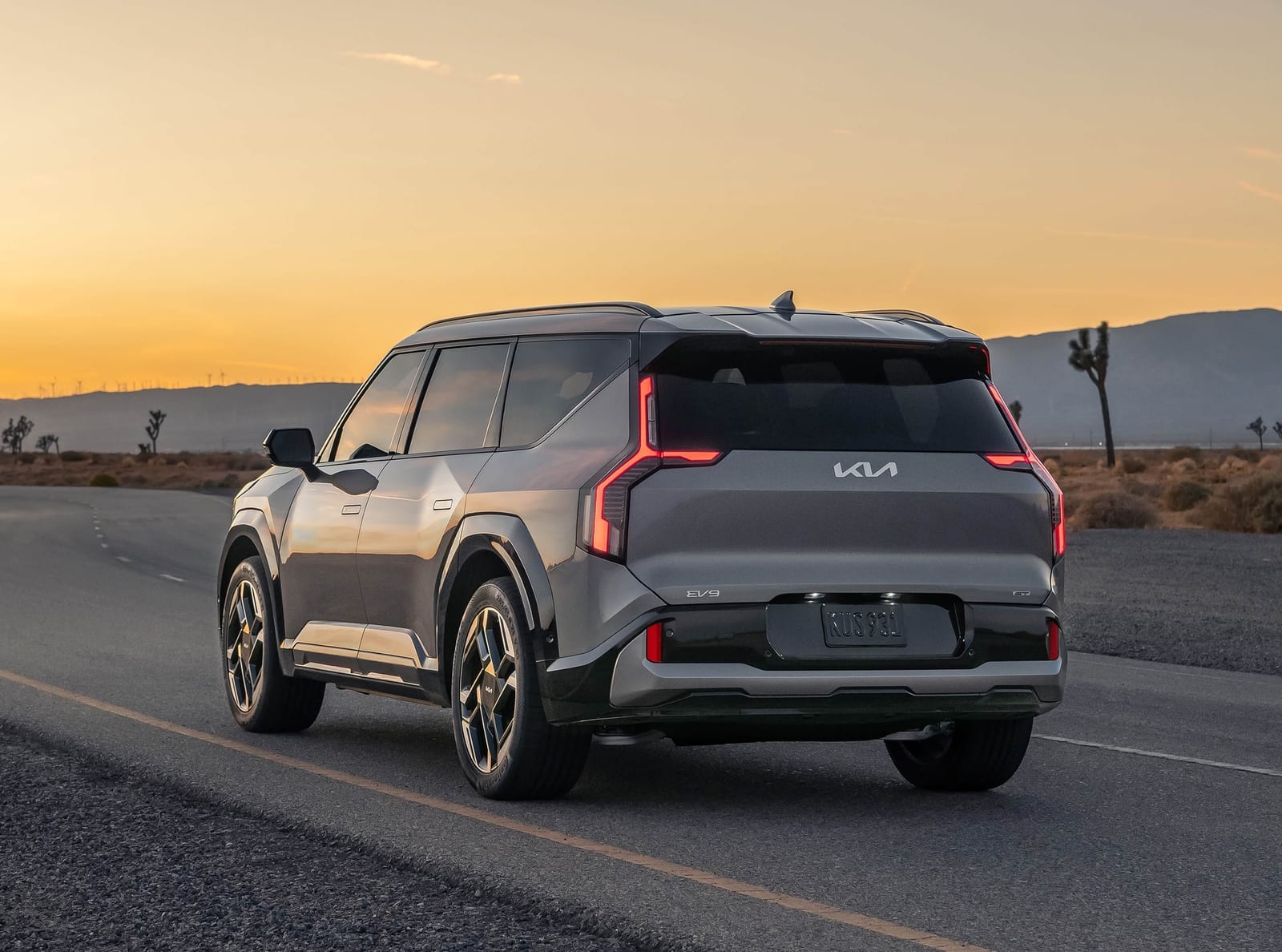 Kia EV9 RWD Long Range 2024, հետևից անկյունագծով