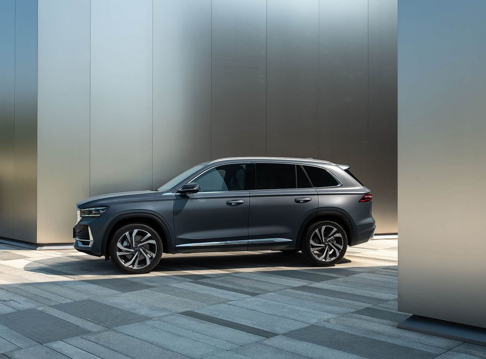 Geely Monjaro GF 2025, կողքից