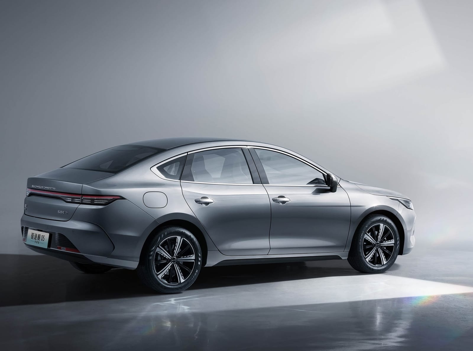 BYD Destroyer 05 DM-i Honor Luxury 120KM 2024, հետևից անկյունագծով