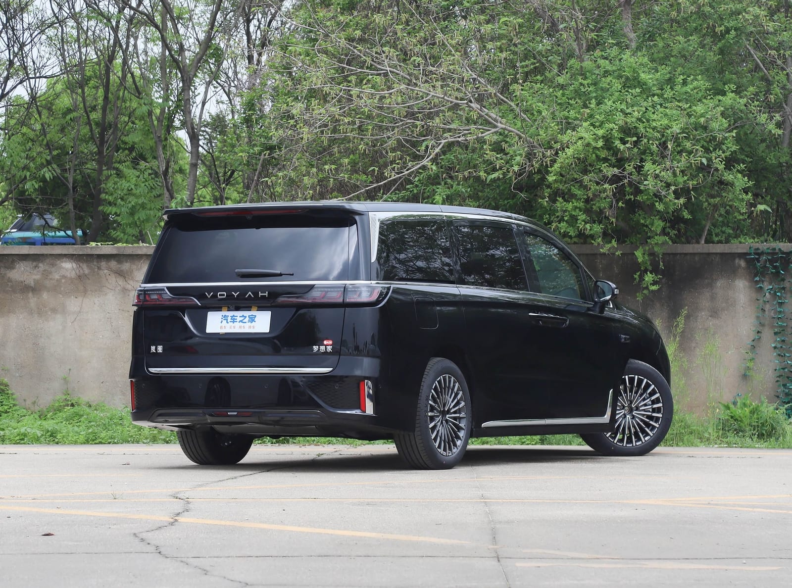 VOYAH DREAM PHEV 350 km AWD 2026, հետևից անկյունագծով