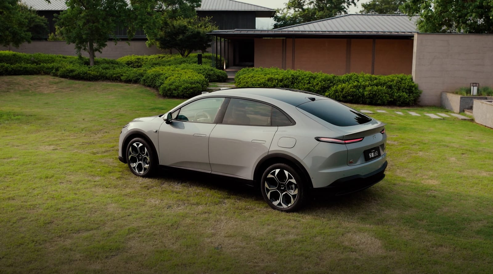 ONVO L60 85 kWh AWD 2026, հետևից անկյունագծով