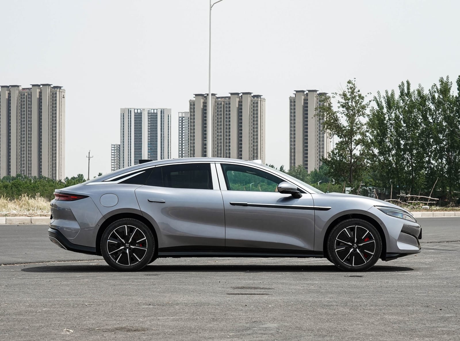 BYD Han L 701KM LiDAR Flagship 2025, կողքից