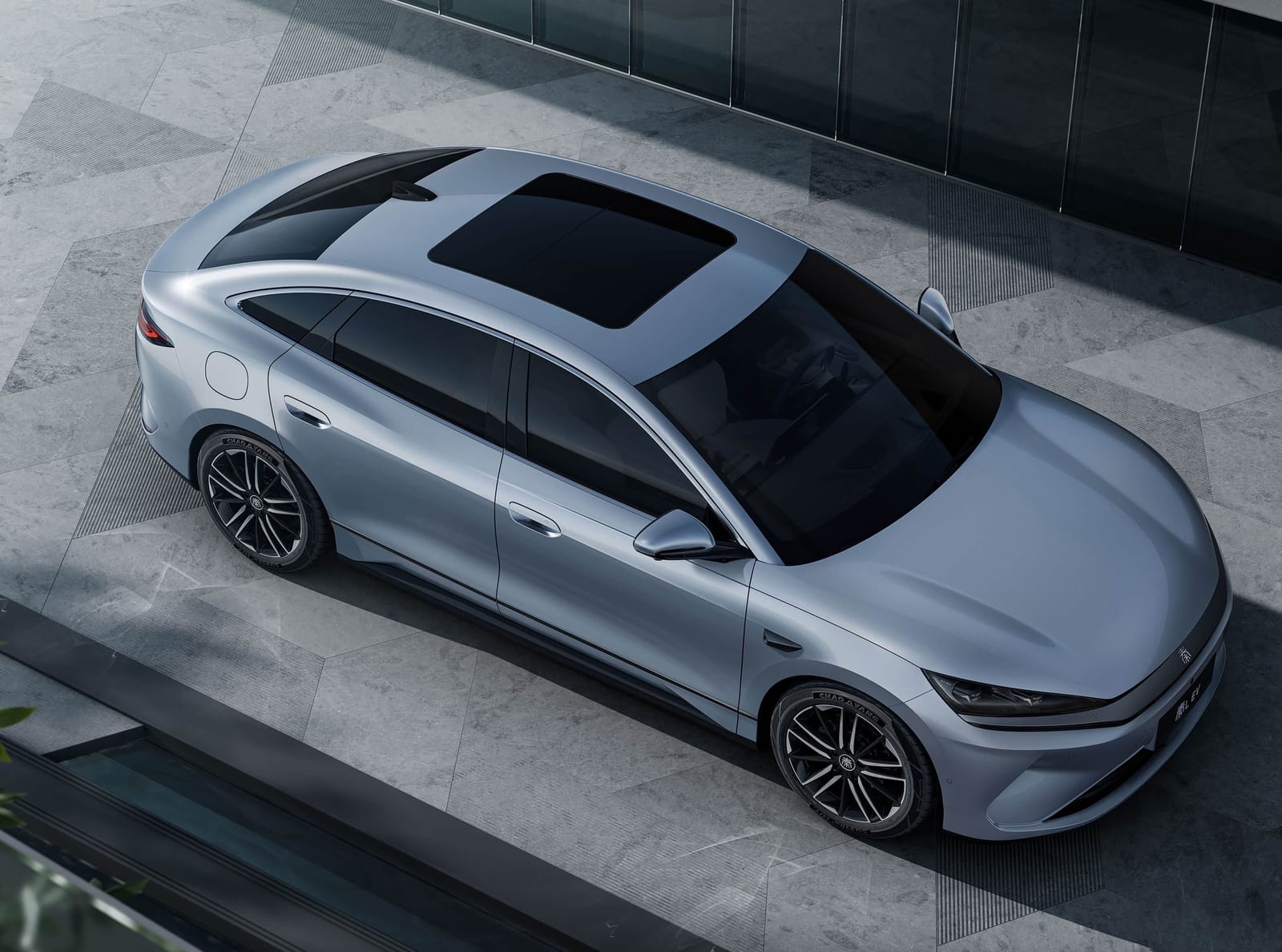BYD Qin L EV՝ կապույտ արտաքին տեսք